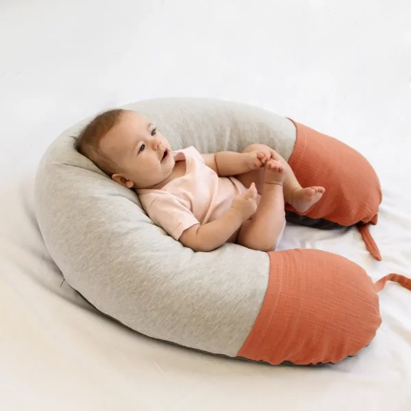 bebé estirado encima cojín soft terracota